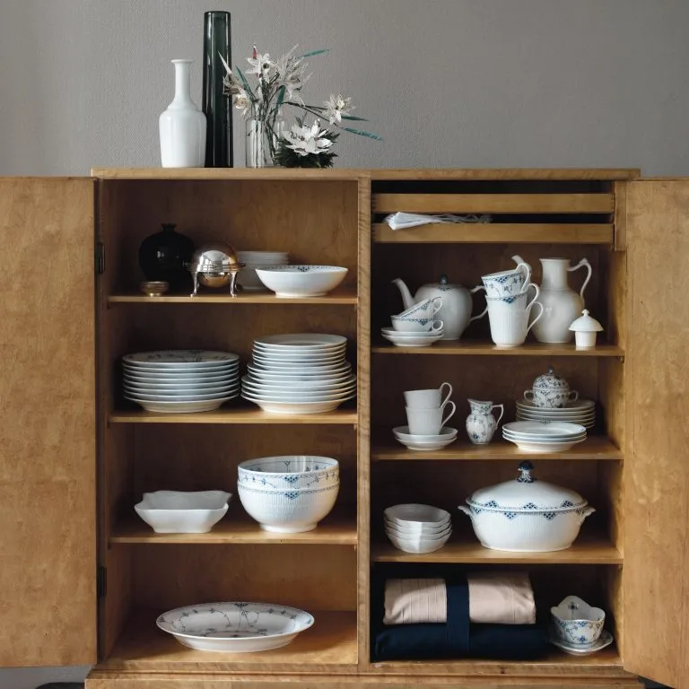 Royal Copenhagen White Fluted Half Lace Kuppi Korkealla Kahvalla - Image 2